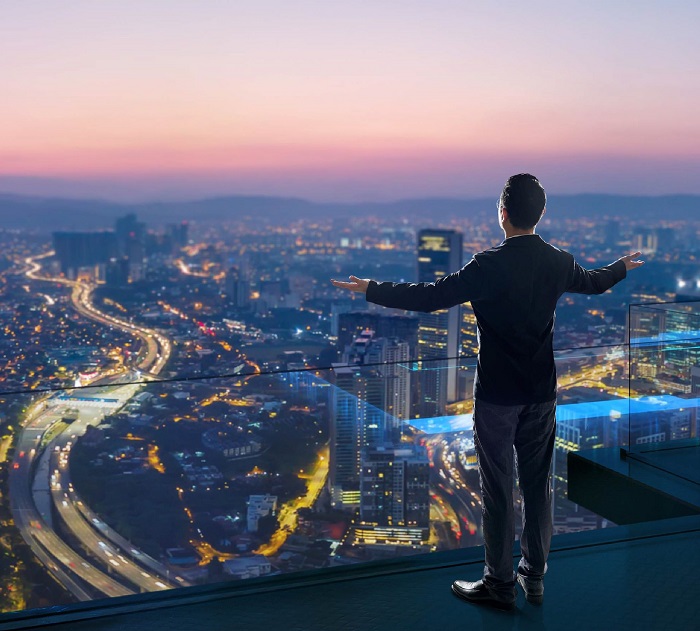 Persona en un balcon de un edificio viendo el panorama